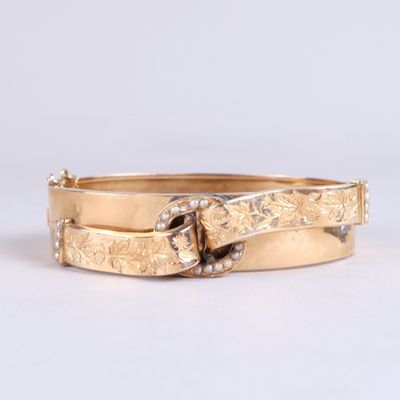 un gros plan d'un bracelet en or muni d'une boucle