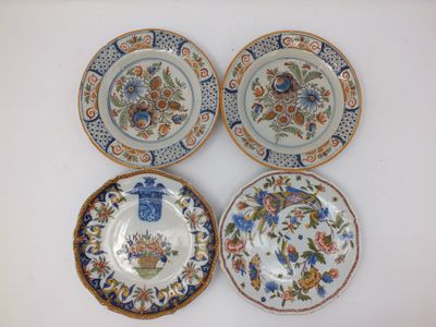 trois assiettes à motifs différents sur une surface blanche