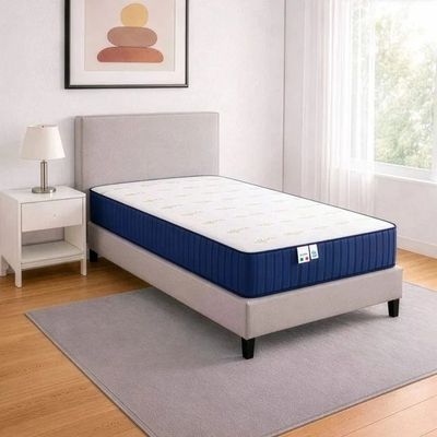 une photo d'un lit avec un matelas dans une chambre