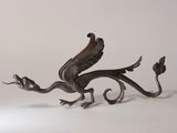 une image représentant une sculpture métallique d'un oiseau aux ailes déployées