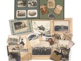 un assortiment de vieilles photographies et de cartes postales exposées sur une surface blanche