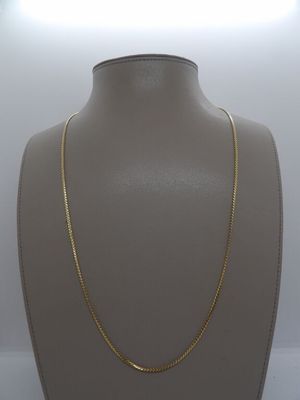 un collier à chaîne en or sur un mannequin mannequin mannequin mannequin mannequin mannequin mannequin mannequin mannequin mannequin