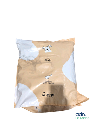 un sac de croquettes posé sur une surface blanche