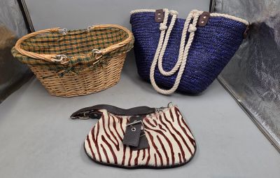 trois paniers et un sac à main posés sur une étagère