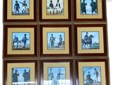 neuf photos encadrées d'hommes en uniforme accrochées au mur