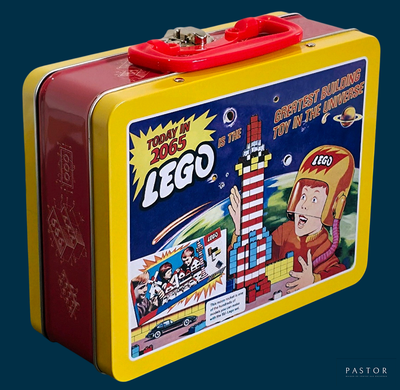 une boîte à goûter jaune et rouge avec une image de Lego