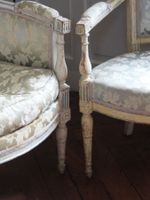 BERGERE et FAUTEUIL en bois moulé, sculpté et laqué beige, à… (photo 4)