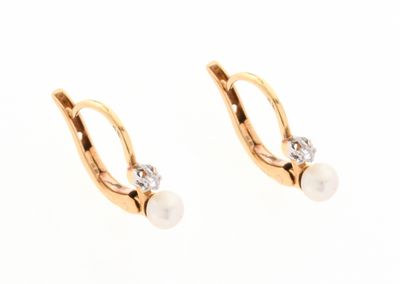 une paire de boucles d'oreilles en perles et diamants