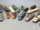 un grand nombre de trains miniatures posés sur une table