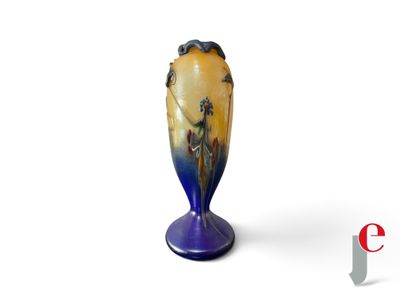 un vase posé sur un support sur une surface blanche