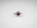 une bague en or blanc sertie d'un rubis et de diamants au centre