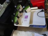 une table sur laquelle se trouvent de nombreux objets et un ordinateur portable