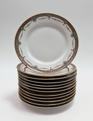 plusieurs assiettes empilées les unes sur les autres sur une surface blanche