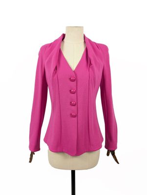 une veste rose sur un mannequin, posée sur un fond blanc