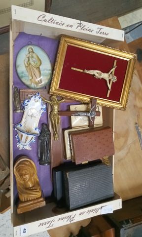 Le religieux comprenant bénitier, Christ, Missel et divers