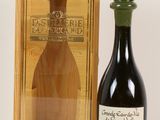 une bouteille de vin posée à côté d'une caisse en bois