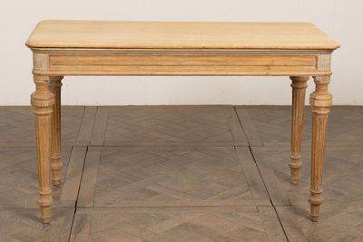 une image représentant une table en bois avec un plateau et des pieds en bois