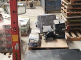 une photo d'un entrepôt avec des palettes et des cartons posés au sol