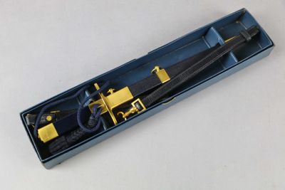 une boîte bleue contenant une paire de ciseaux