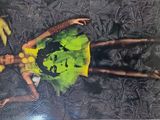 une photo d'une femme vêtue d'une robe verte et tenant une banane