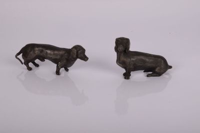 une paire de figurines de teckels en bronze sur fond blanc