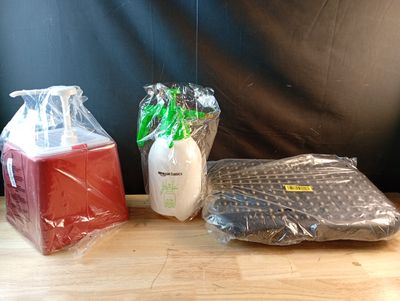 trois sacs de produits d'entretien posés sur une table en bois