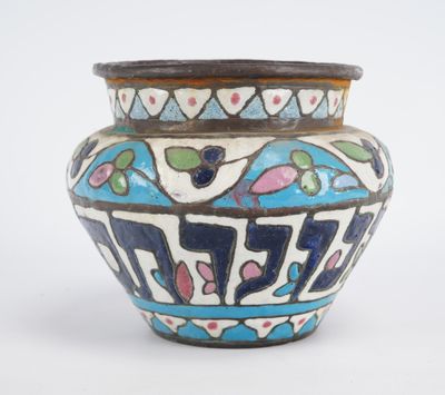 un vase bleu et blanc posé sur une surface blanche