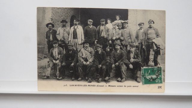 Lavaveix-les-Mines : Mineurs sortants du Puits central (HM 715). ...