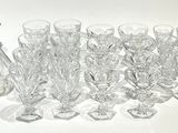 un grand nombre de vases en verre posés sur une table