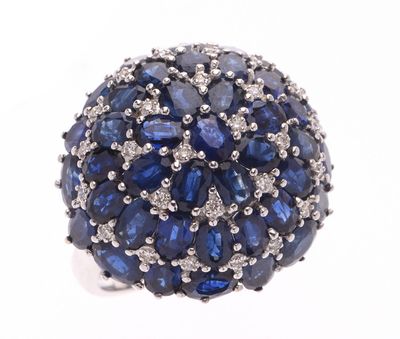 BAGUE cocktail de forme dôme en or gris 750 °/°° ornée de sa…