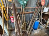 tout un tas d'outils qui traînent dans une remise