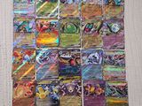 une pile de cartes pokemon posée sur une table
