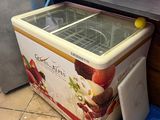 une machine à glace posée sur le comptoir