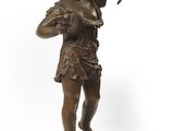 une image d'une statue en bronze représentant une femme tenant un oiseau