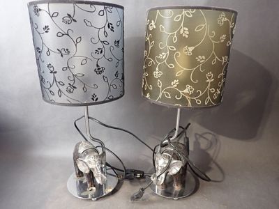 Lot de 2 lampes, piètement en forme d'éléphant, bois et méta…