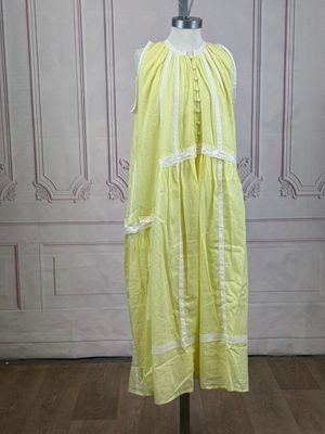 une robe posée sur un mannequin devant un mur
