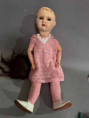 Grande poupée tête en porcelaine et corps en celluloid