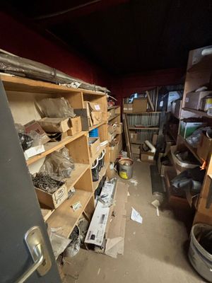 une pièce remplie de boîtes et d'étagères