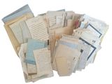 une pile de vieilles lettres et de vieux papiers posée sur une surface blanche