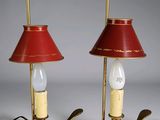 une paire de lampes de table rouges et dorées, ornées d'abat-jours rouges