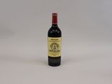 une bouteille de vin posée sur une table