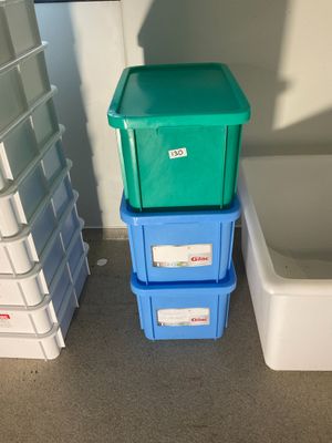 trois récipients en plastique empilés les uns sur les autres