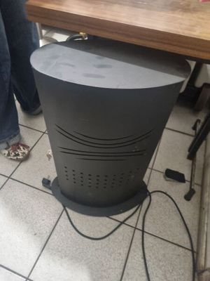 une personne debout à côté d'une table sur laquelle se trouve un ordinateur portable