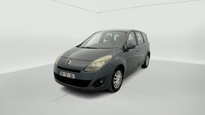 La voiture grise est garée dans une pièce blanche aux murs blancs.