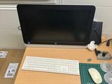 un bureau sur lequel se trouvent un ordinateur, un clavier et une souris