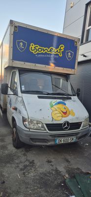 un camion garé devant un bâtiment