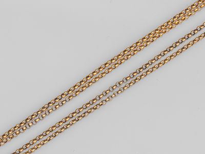 un collier à chaîne en or orné d'un pendentif en forme de cœur