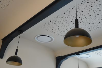trois lampes suspendues au plafond d'un restaurant