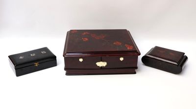 trois petites boîtes en bois posées l'une à côté de l'autre sur une surface blanche