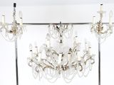 un lustre suspendu au plafond